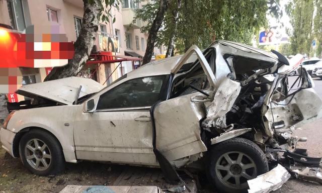 В Уфе мужчина разнес Cadillac