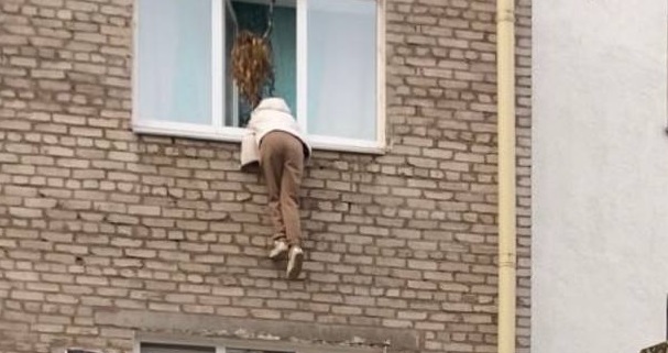Уфимка застряла на карнизе, пытаясь выйти из квартиры через окно
