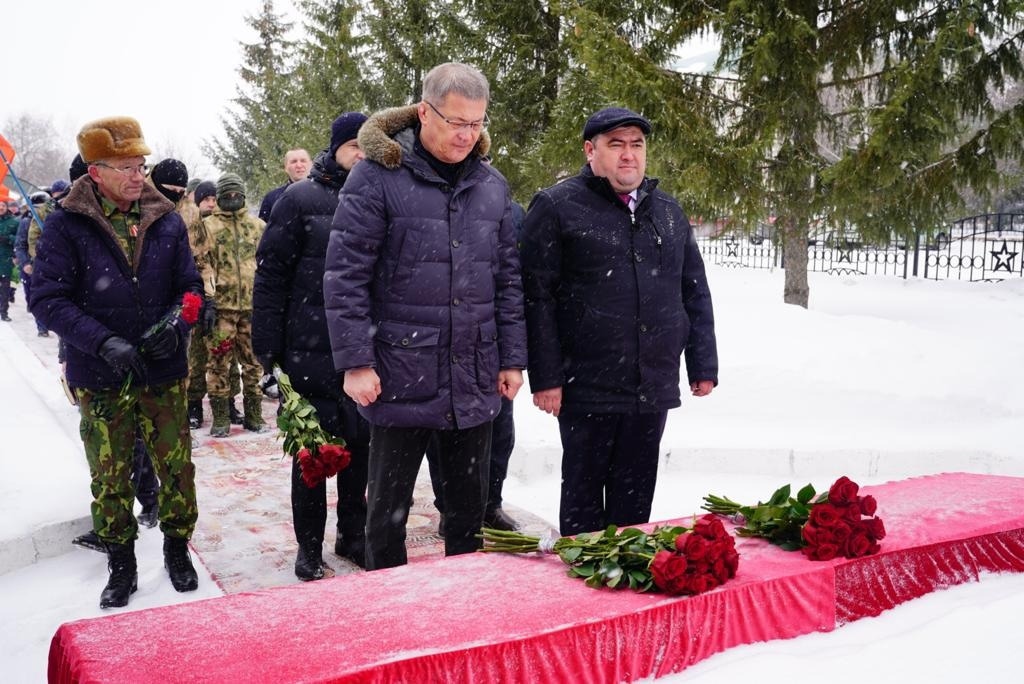 Радий Хабиров почтил память воинов-интернационалистов