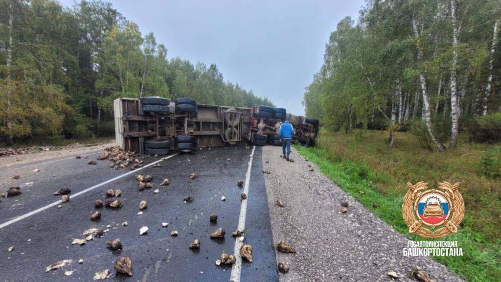 На трассе в Башкирии опрокинулась фура со свеклой