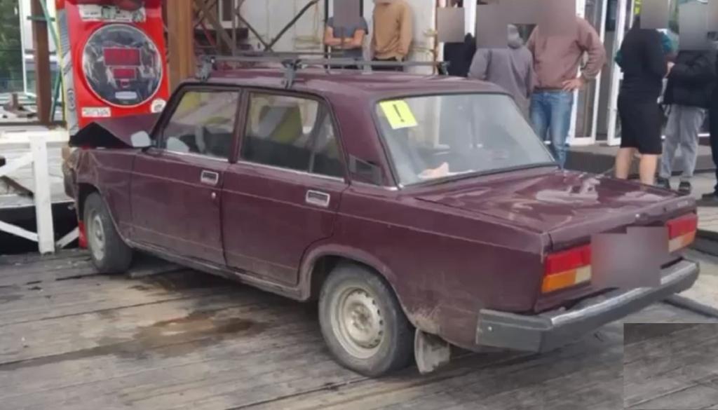 Женщина с поддельными правами сбила пешехода и въехала в магазин в Башкирии