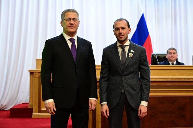 Радий Хабиров вручил депутату Госсобрания Денису Назарову орден Салавата Юлаева