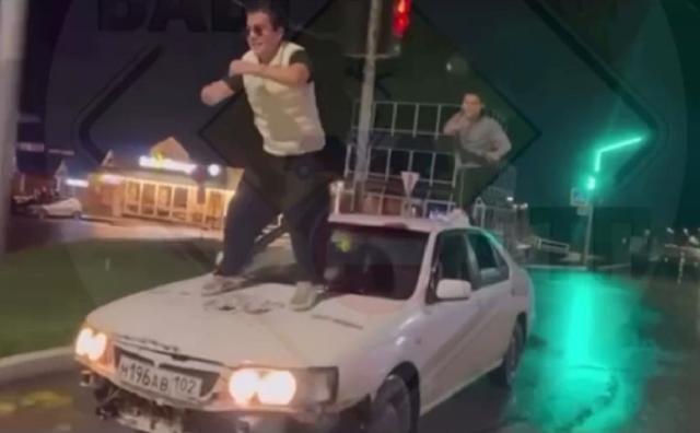 Полиция поймала танцоров, катавшихся на крыше машины в Баймаке