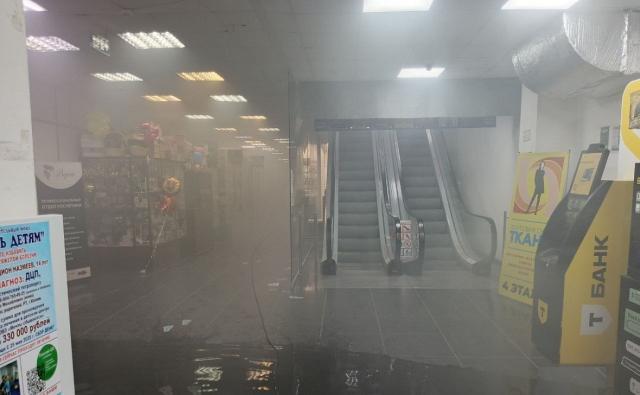 В Уфе тушат пожар в торговом центре «Звездный»