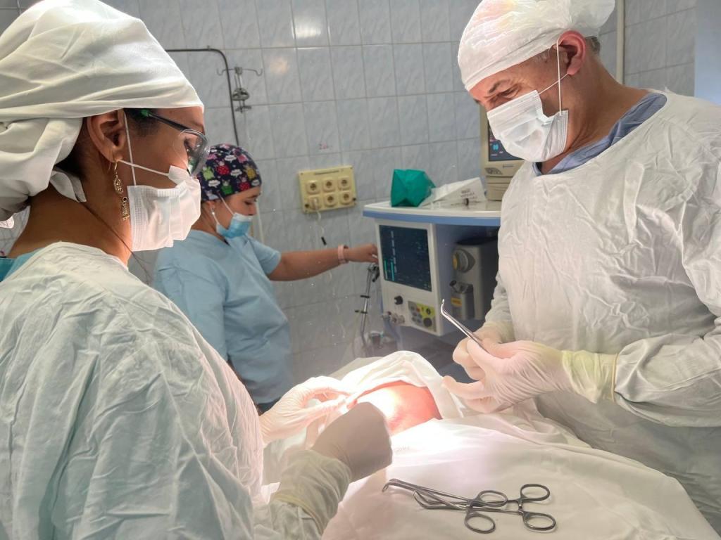 Уфимские хирурги провели операцию двум пациентам с огромной опухолью