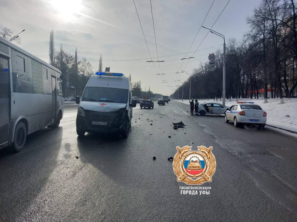 В Уфе пенсионерка пострадала при столкновении скорой с такси