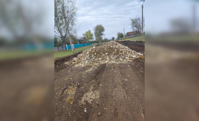 В башкирском селе вместо дороги навалили груду щебня