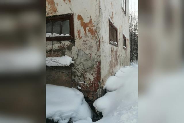 «Общежитие еле держится»: уфимцы просят расселить их из аварийного дома