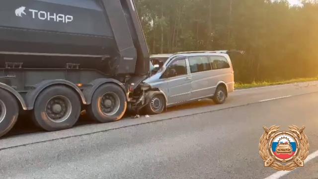 Один погиб, трое пострадали в столкновении минивэна с грузовиком в Башкирии