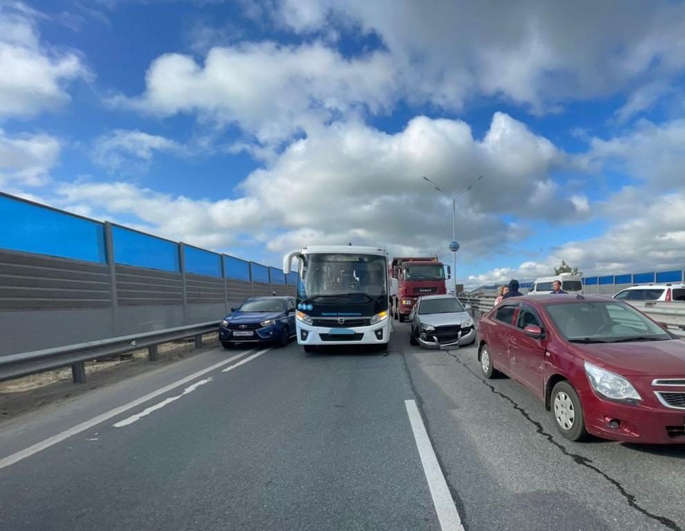 Под Уфой автобус с 15 пассажирами попал в тройное ДТП