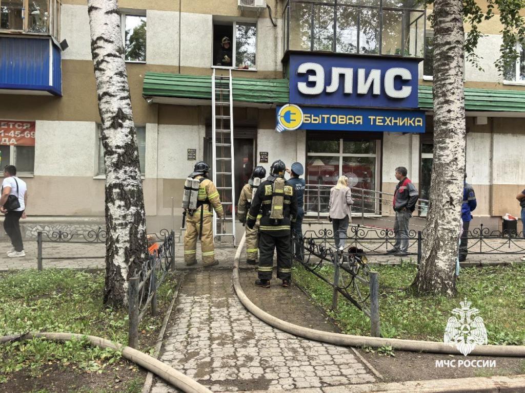 В Стерлитамаке потушили пожар в магазине бытовой техники