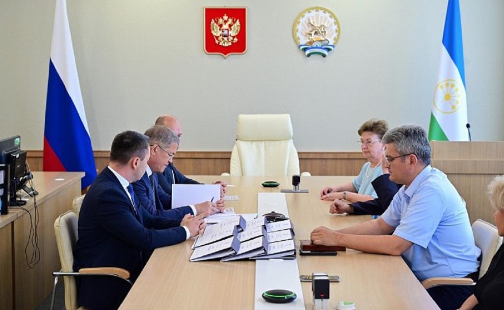 Хабиров сдал в ЦИК Башкирии подписные листы в свою поддержку