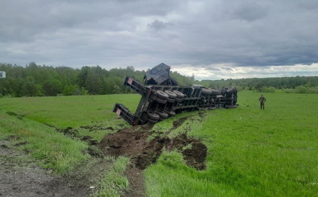 Автовоз с военной техникой слетел с трассы в Башкирии