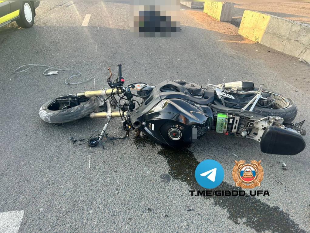 В Уфе байк врезался в бетонный блок, двое пострадали