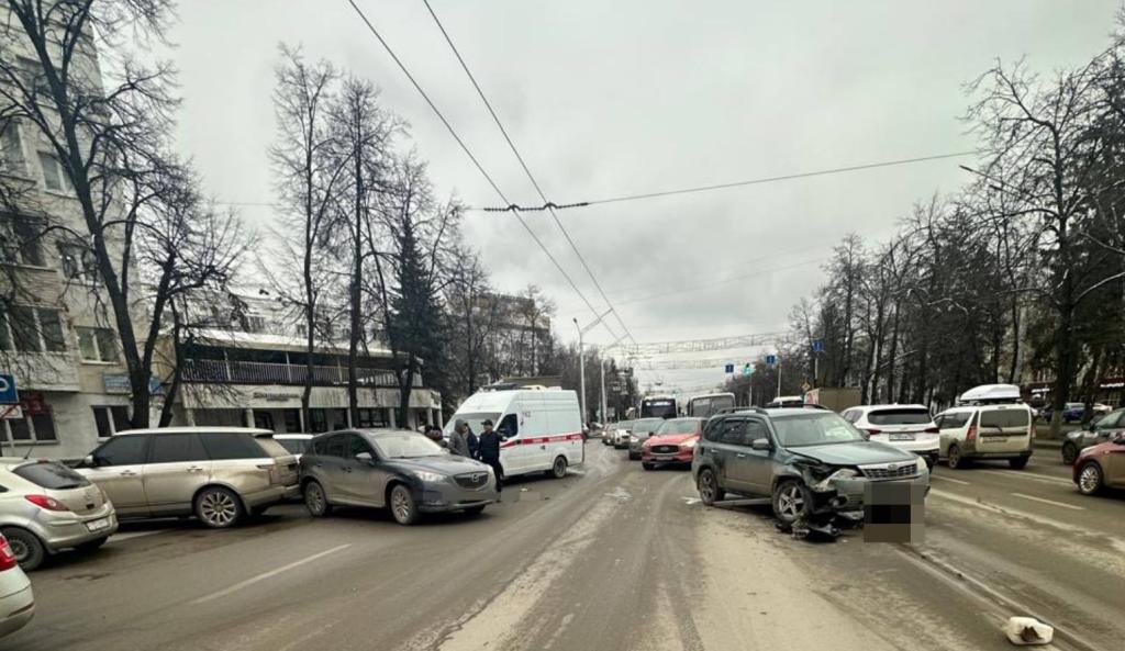 В Уфе на улице 50 лет Октября произошло массовое ДТП