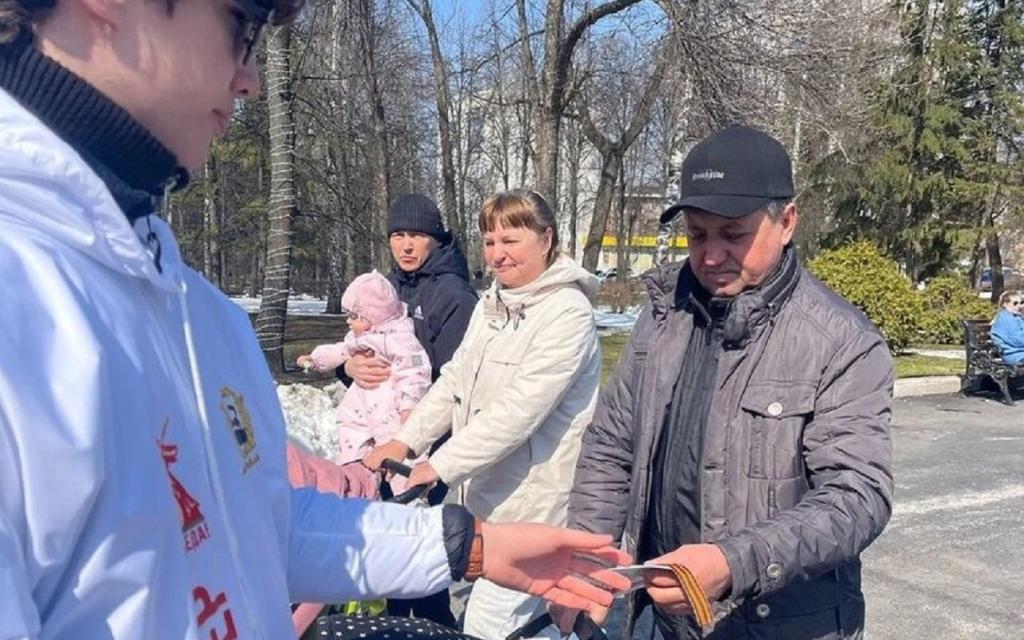 В Уфе волонтеры начали раздавать георгиевские ленты и следить за их использованием