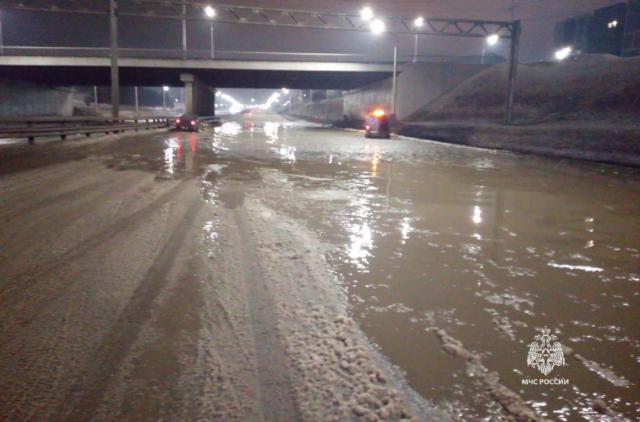 В Уфе из-за коммунальной аварии затопило проспект Салавата Юлаева