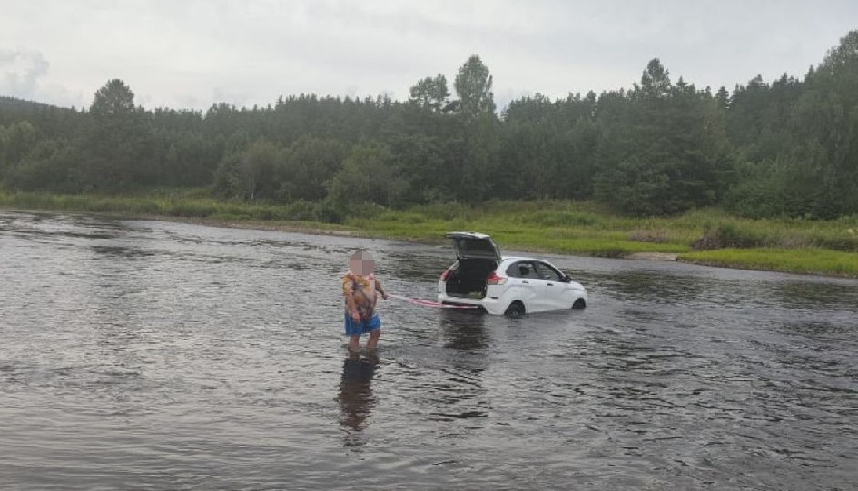 В Башкирии семья застряла, пытаясь пересечь реку на автомобиле