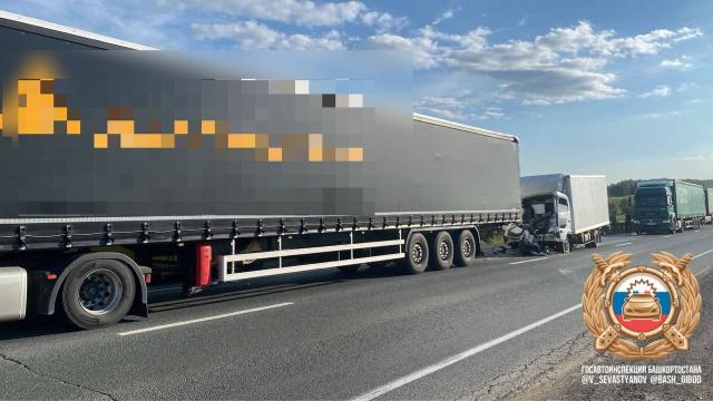 54-летний мужчина погиб в столкновении двух грузовиков в Башкирии