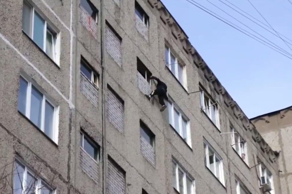 В Уфе спасатели помогли «человеку-пауку»