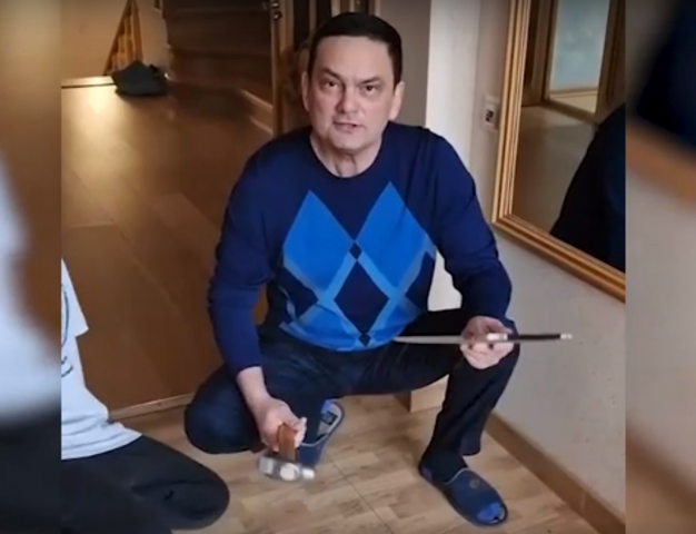 «Вот наш ответ на санкции американцам»: башкирский бизнесмен разбил молотком iPad