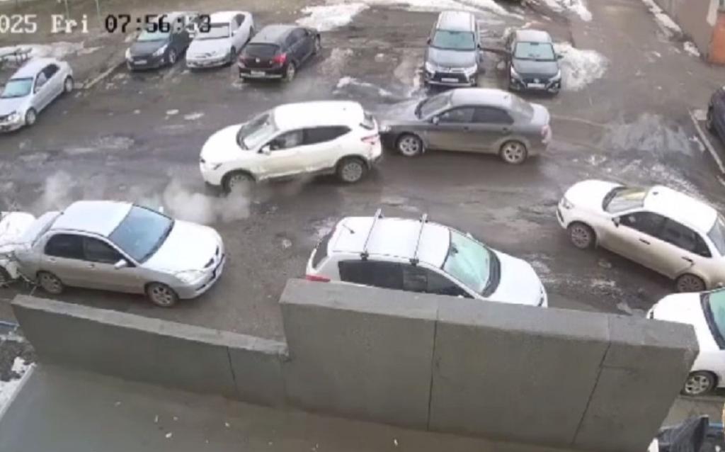 Перепутала педали: в Башкирии женщина устроила автопогром, повредив шесть машин