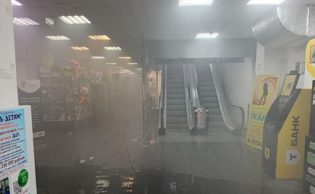 В Уфе тушат пожар в торговом центре «Звездный»