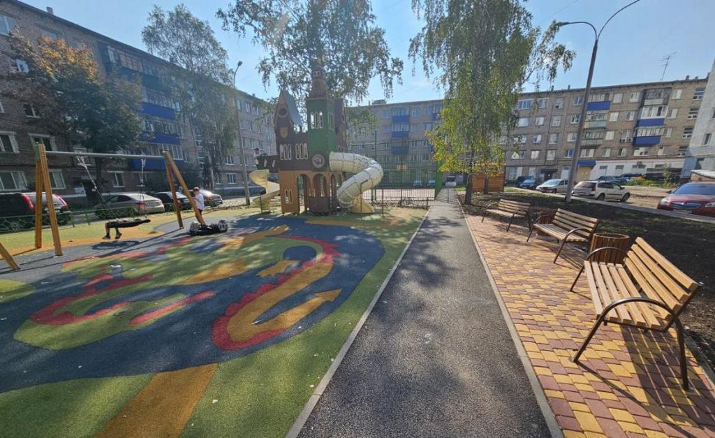 Сломанные качели и пустые песочницы: в Башкирии проверили детские площадки