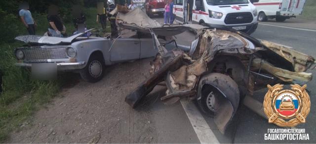 В Уфе легковушку разорвало после ДТП, трое в больнице