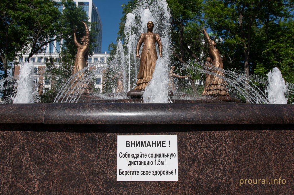 Семь девушек фонтан Театральный сквер лето (6).jpg