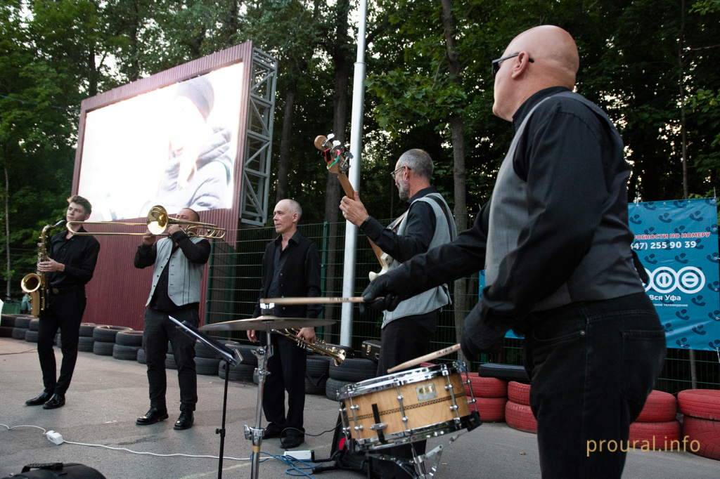 Автокинотеатр Три Шурупа кино авто уфа (3).jpg