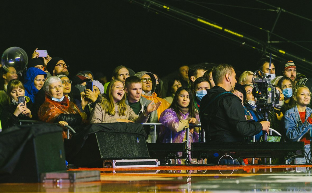зрители девушка поет.jpg