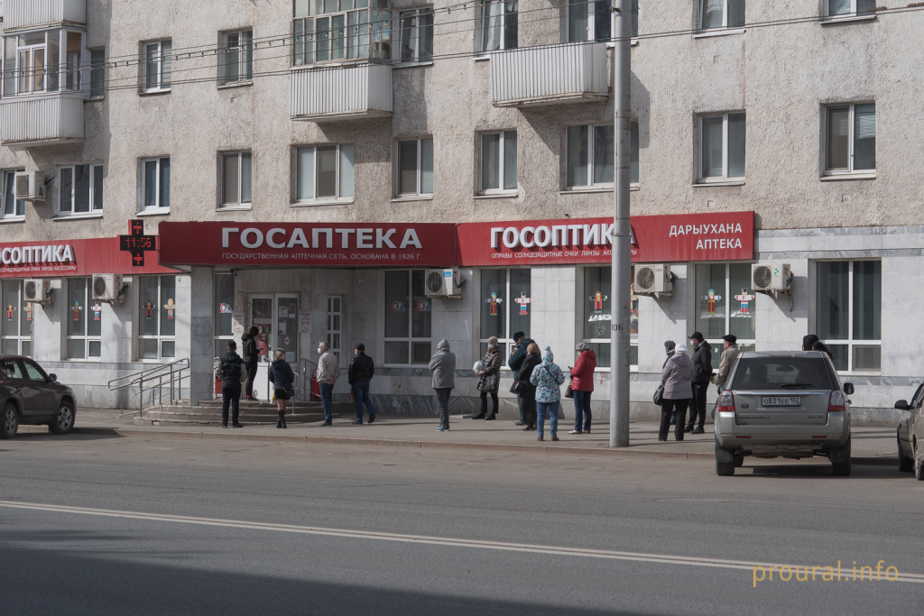 город карантин вирус люди маски (24).jpg