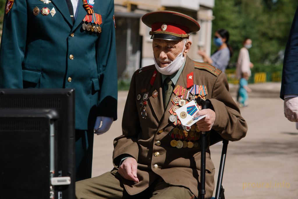 8 мая мини парад ветераны дворы поздравление коронавирус (51).jpg