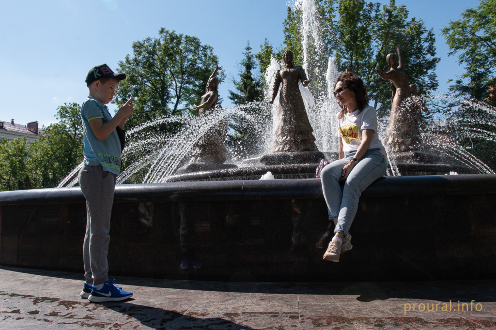 Семь девушек фонтан Театральный сквер лето (8).jpg
