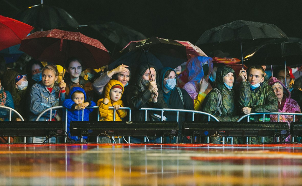 люди у сцены под дождем.jpg