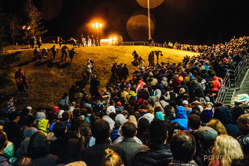 толпа людей сердце евразии конгресс холл салют концерт (2).jpg