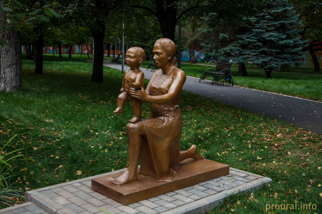 Якутова женщина с ребёнком.jpg