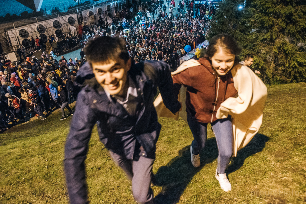 толпа людей сердце евразии конгресс холл салют концерт (9).jpg