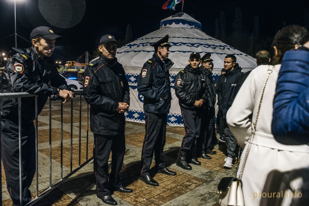 толпа людей сердце евразии конгресс холл салют концерт (12).jpg