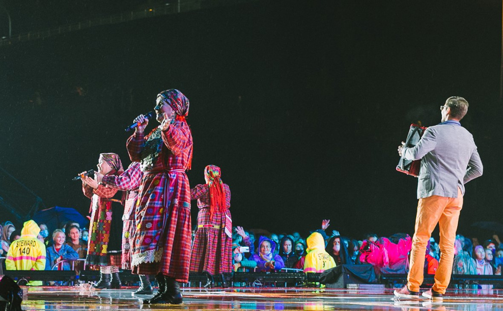 бабушки на сцене.jpg