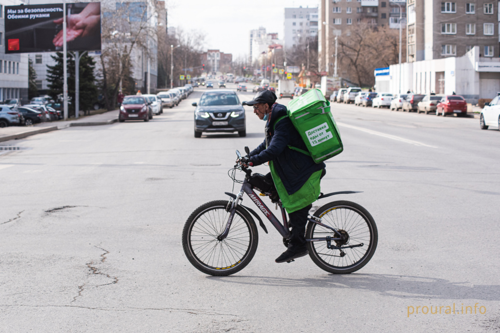доставка еды деливери курьер город улица.jpg