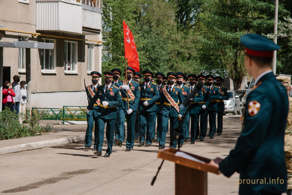 8 мая мини парад ветераны дворы поздравление коронавирус (46).jpg