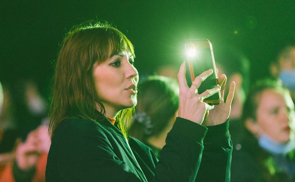 зрительница телефон.jpg