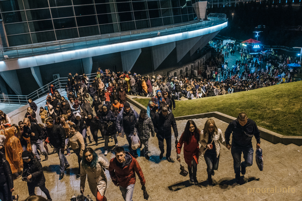 толпа людей сердце евразии конгресс холл салют концерт (11).jpg